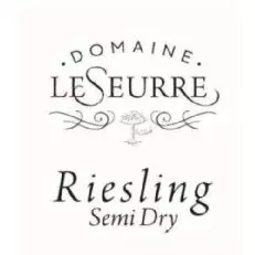 Für Liebhaber purer Empfindungen haben wir eine 100% Pinot Noir Cuvée ohne Dosierung kreiert. Es enthält nur den natürlichen Restzucker des Weins mit weniger als 2 g pro Flasche. Darüber hinaus gibt die Verwendung eines absoluten Schwefelminimums dem Wein die Freiheit, sich voll auszudrücken. In der Nase zeigt sich knackige und gleichzeitig reife Frucht. Am Gaumen ist er aufrecht und rein, mit reichlich Finesse und Frische.Zinnobergold in der Farbe. Nase von frisch gepressten schwarzen Trauben, von roten, weißen und Zitrusfrüchten. Reichlicher Gaumen mit Fruchtfleisch von Weinbergpfirsich und Bouquet von aromatischen Kräutern. Kleine würzige Noten im Abgang. Ein feiner, engmaschiger Champagner von großer Reinheit.Ideal als Aperitif. Der perfekte Begleiter zu Meeresfrüchten, Sashimi oder sogar weichem Ziegenkäse.