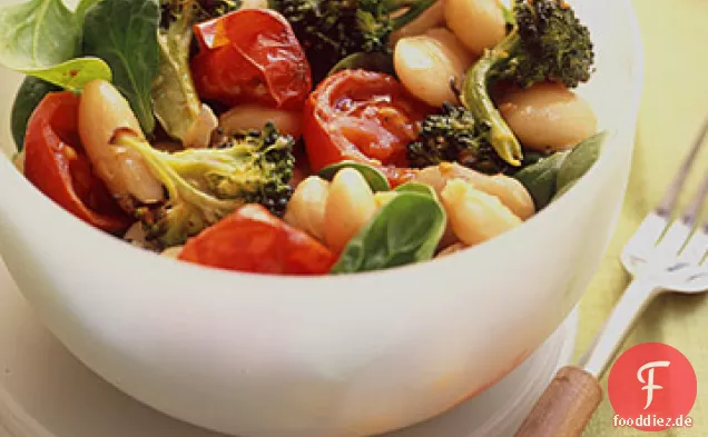 Weißer Bohnensalat mit würzig gerösteten Tomaten und Brokkoli