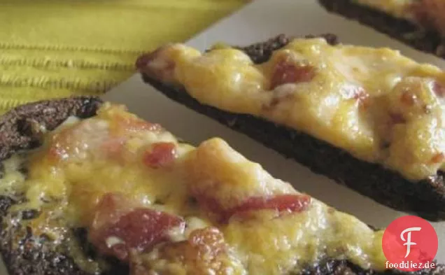 Einfache Speck und Käse Pumpernickel Puffs