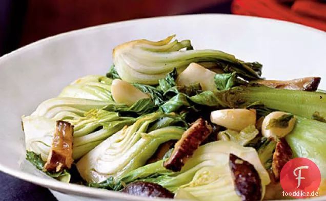 Gebratener Bok Choy und Salat mit Pilzen