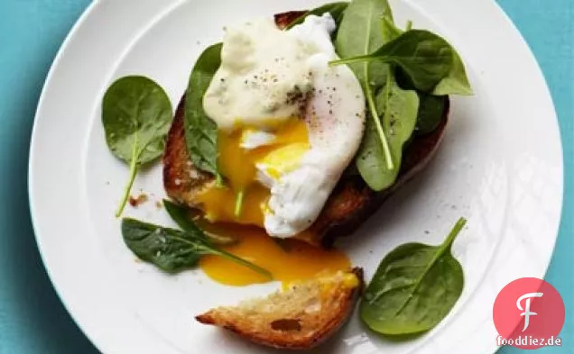 Crostini mit Spinat, pochiertem Ei und cremiger Senfsauce