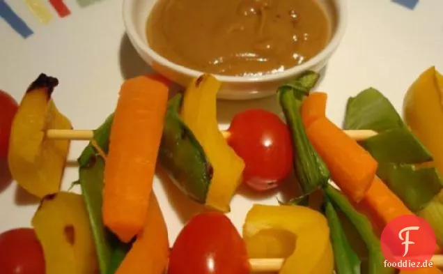 Vegetarische Thai-Kabobs mit würziger Erdnusssauce