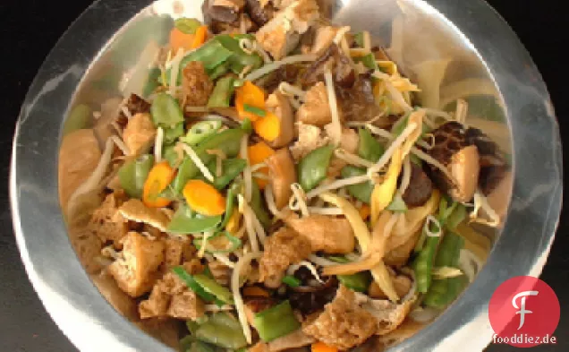 Gebratener Tofu mit Pilzen, Zucker, Erbsen und Frühlingszwiebeln