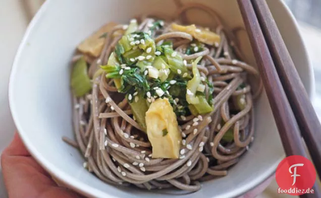 Schneller Soba-Nudelsalat mit Coconutty Boy Choy