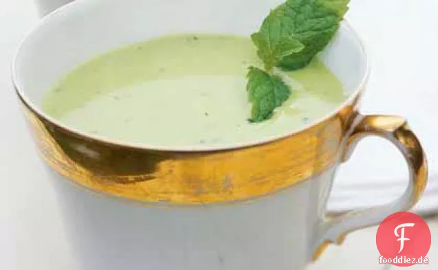 Gekühlte Erbsensuppe mit Minzpesto