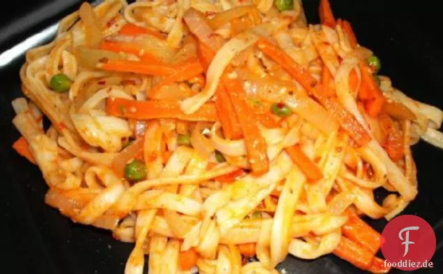 Reisnudeln mit Tahinisauce und gemischtem Gemüse