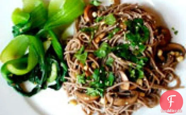 Essen Sie für acht Dollar: Soba mit Pilzen und einer Seite Bok Choy