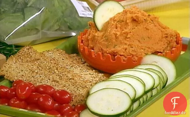 Kichererbsen, gerösteter Pfeffer und Rosmarin mit Fladenbrot, Traubentomaten und Zucchini bestreichen.