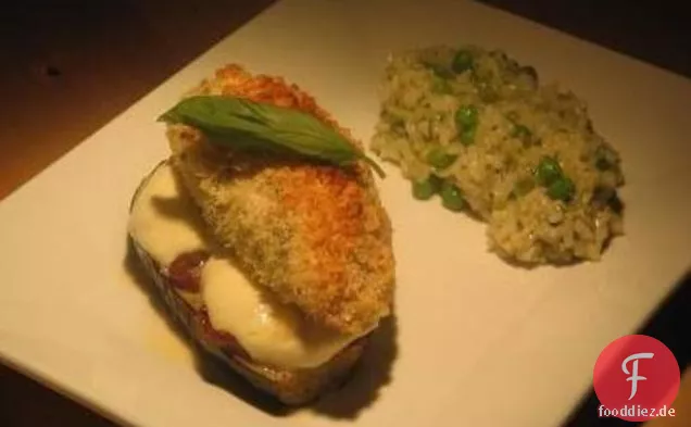 Parmesan verkrustete Huhn auf Auberginen Sonnengetrocknete Tomaten und Mozzar
