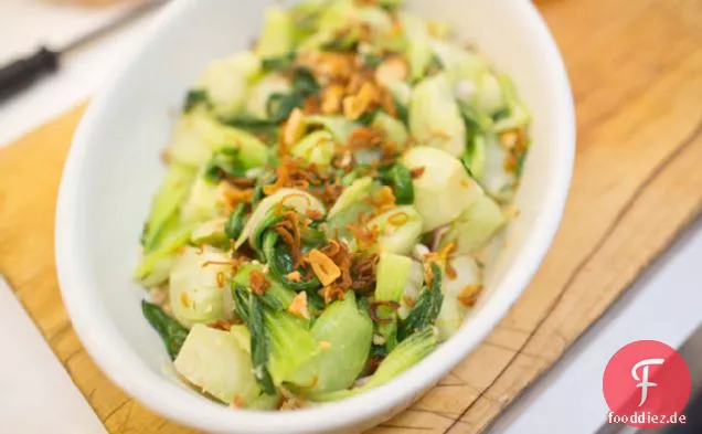 Zarter Grünsalat mit knusprig gebratenen Schalotten