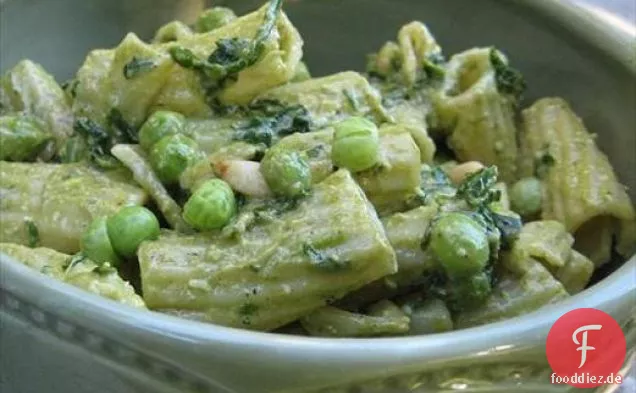 Pasta, Pesto und Erbsen