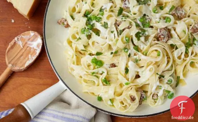 Tagliatelle mit zerschlagenen Erbsen, Wurst und Ricotta-Käse