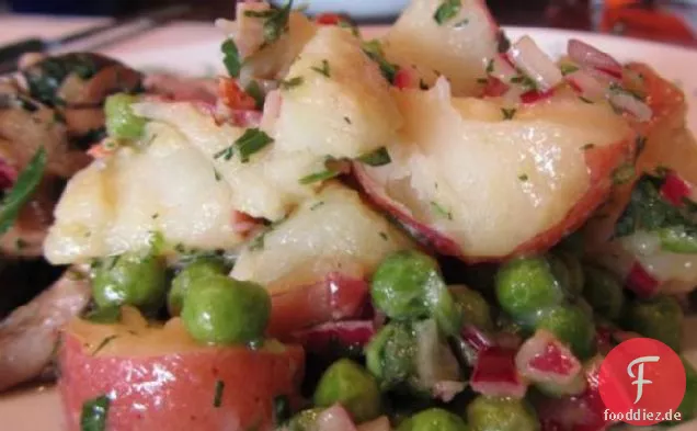 Herbed Kartoffelsalat mit Speck und Erbsen