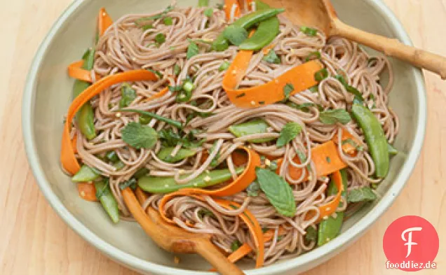 Soba Nudeln mit Gemüse und Minze