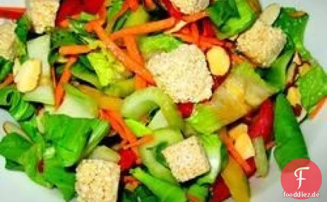 Mandel und Baby Bok Choy asiatischer Salat