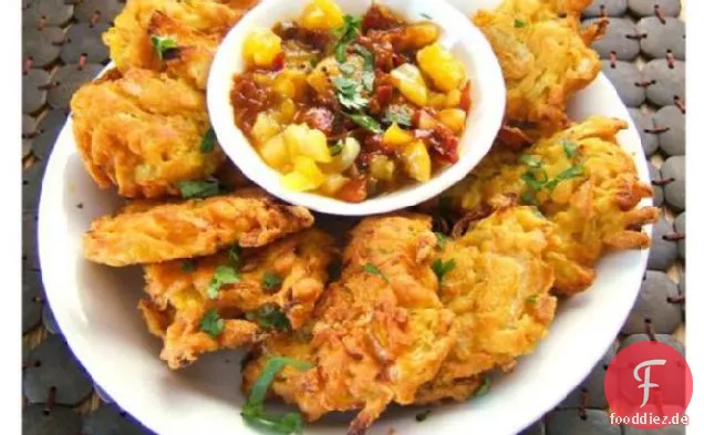 Zwiebel Bhaji im indischen Restaurantstil - Frittierte Zwiebelkrapfen