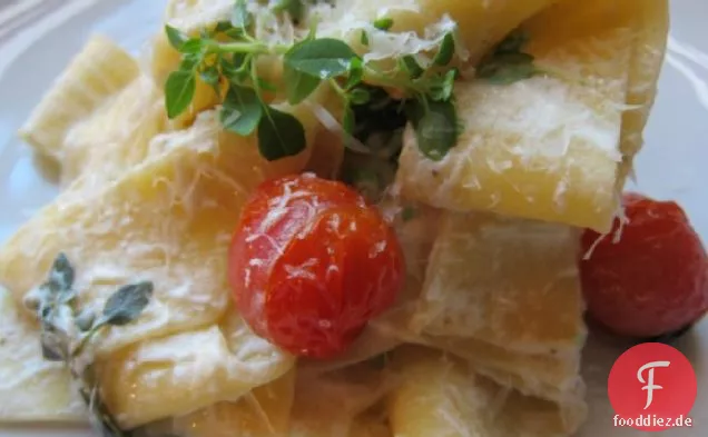 Handgeschnittene Pasta mit Ricotta und Erbsen
