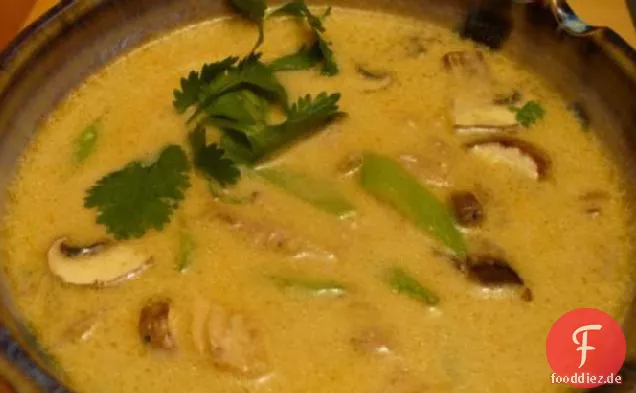 Asiatisches Komfortessen (Kokos-Curry-Hühnernudelsuppe)