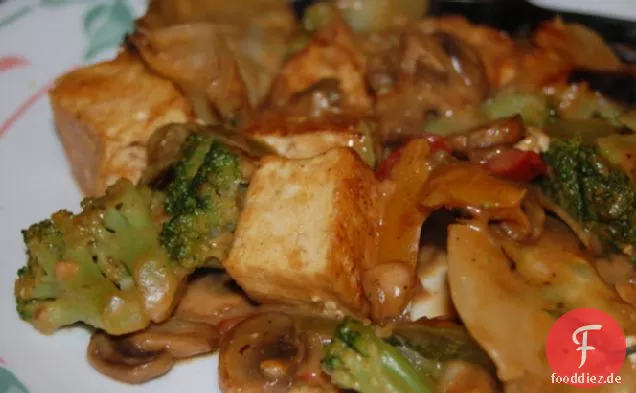 Spicy Stir Fry Tofu mit Erdnuss-Sauce W / Schnee Erbsen und Pilze