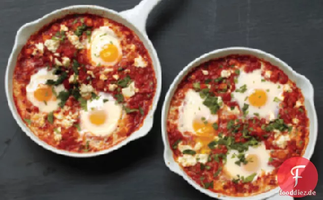 Pochierte Eier in Tomatensauce mit Kichererbsen und Feta
