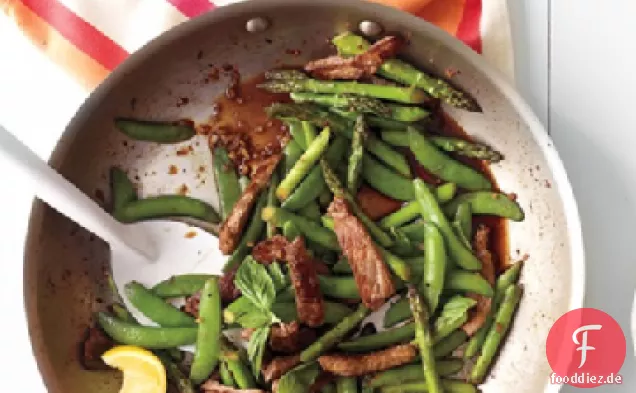 Rindfleisch, grüne Erbse und Spargel unter Rühren braten