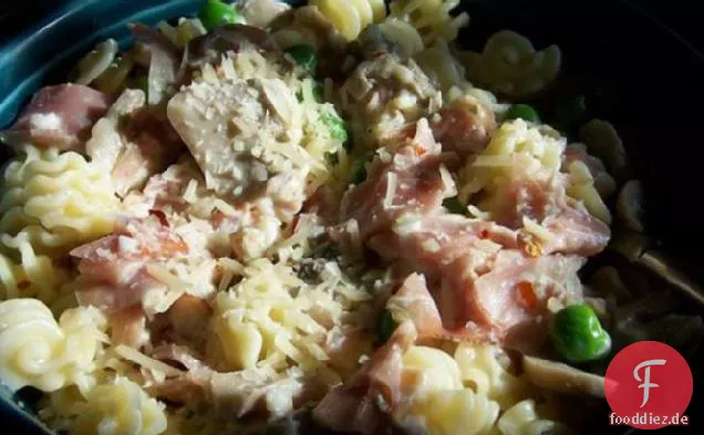 Cremige Knoblauchnudeln mit Pilzen und Schinken