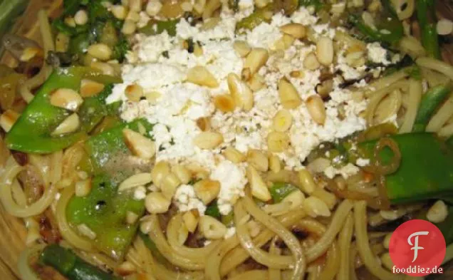 Nudeln mit Zucker, Erbsen, Spargel, Ricotta und brauner Butter