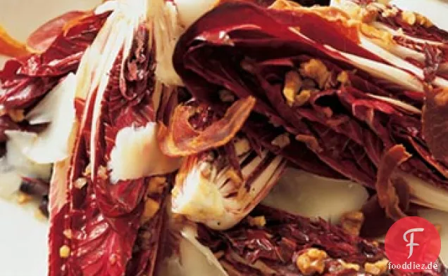 Treviso Radicchio-Salat mit Walnuss-Vinaigrette