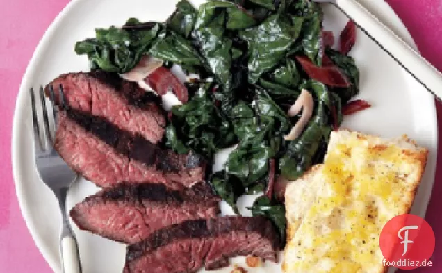 Steak mit Mangold und Knoblauchbrot