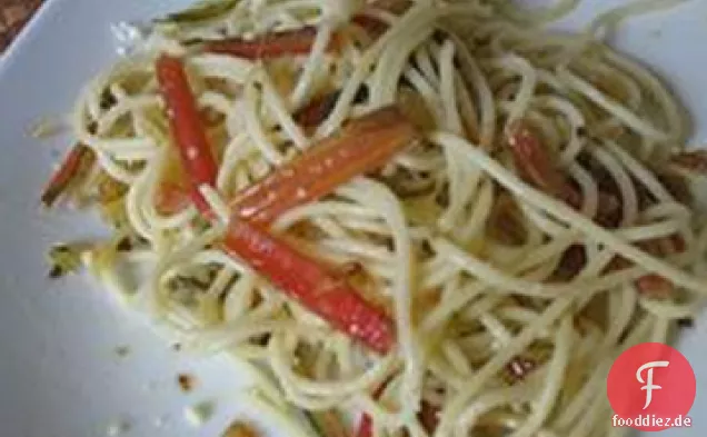 Mangoldstiele und Knoblauch Scape Pasta