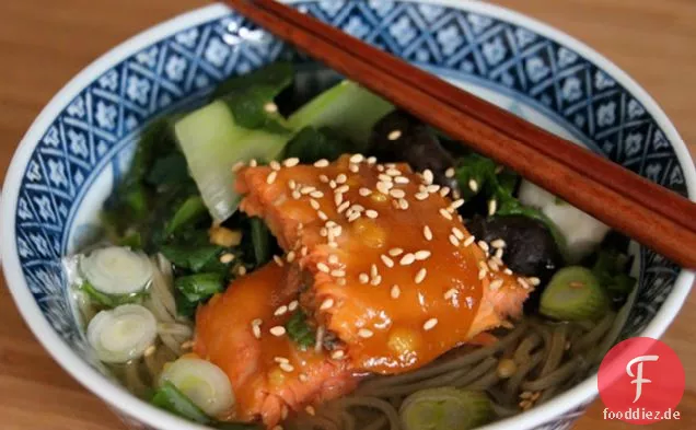 Einfache Honig Miso glasierte Lachs-Soba-Nudelsuppe