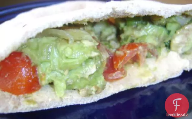 Avocado, Tomaten und Hummus-Sandwich