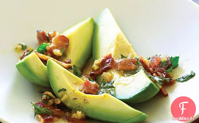 Avocados mit warmer Speck-Petersilie-Vinaigrette