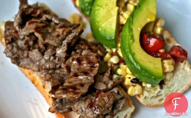 Abendessen heute Abend: Steak-Sandwich mit Mais, Tomaten und Avocado