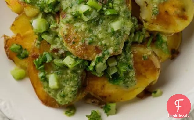 Knuspriger Kartoffelsalat mit Chimichurri-Sauce