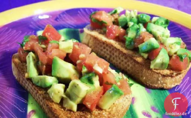 Einfache Tomaten & Avocado Crostini
