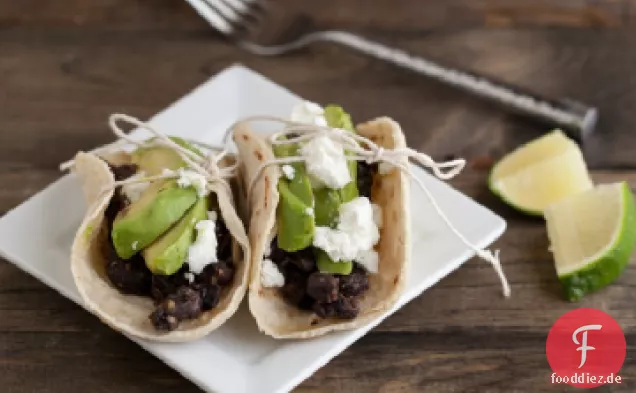 Gewürzte Schwarze Bohnen, Gegrillte Avocado und Ziegenkäse-Tacos