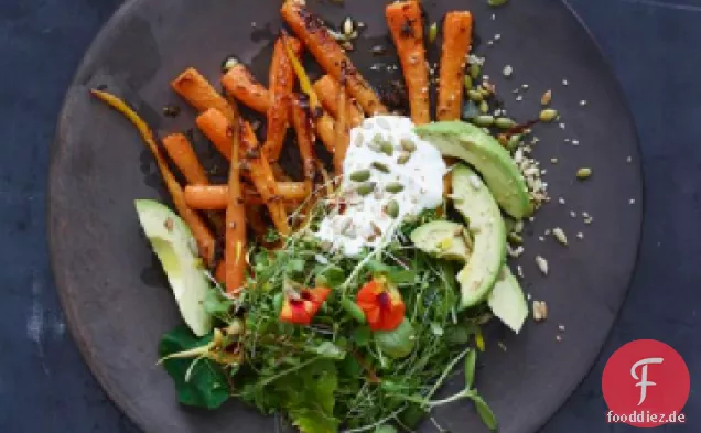 Karotten-Avocado-Salat mit knusprigen Samen