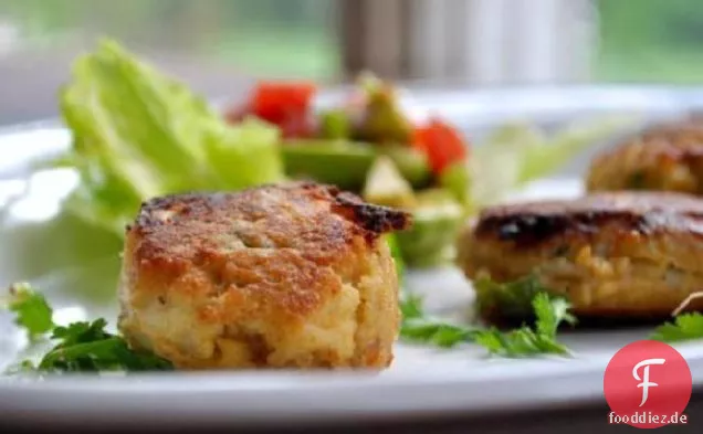 Mini-Krabbenkuchen mit Avocado-Salsa