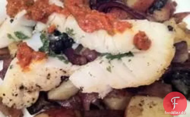 Geschnittener Wolfsbarsch mit roten Zwiebeln, Pilzen und neuen Kartoffeln