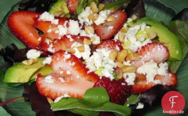 Avocado Erdbeersalat mit Feta und Walnüssen in einem Estragon Vin