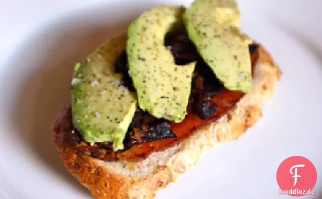 Speck, Avocado und sonnengetrocknetes Tomatensandwich