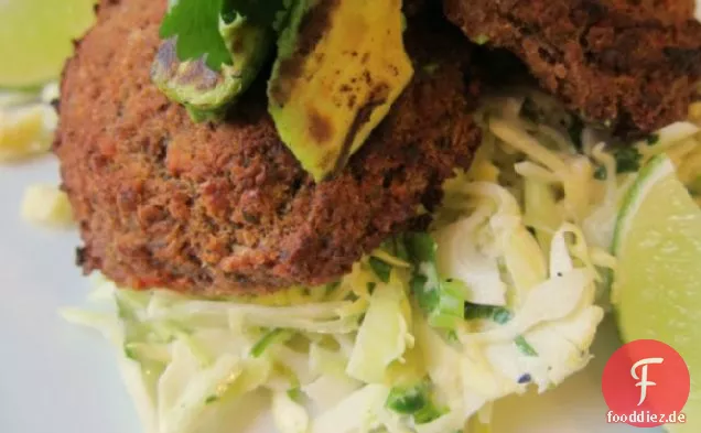 Würzige, rauchige Bohnenkuchen mit Limettenkraut und verkohlter Avocado
