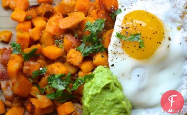 Speck und Süßkartoffel-Hash mit Avocadocreme