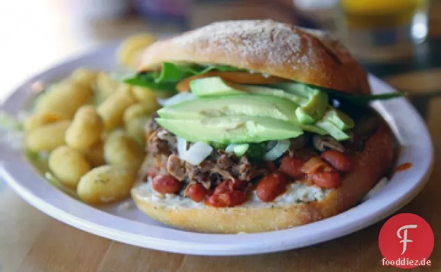 Carnitas-Sandwich Mit Avocado-Salsa