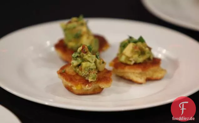 Mini-Maiskuchen mit Avocado und Tomaten