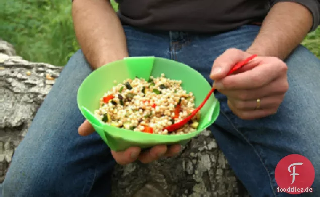 Lagerfeuer Couscous Salat mit Paprika und Minze Rezept
