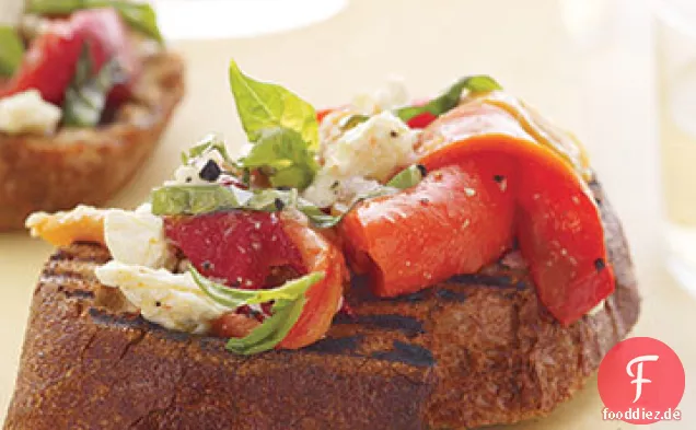 Gebratener Pfeffer, Feta und Basilikum Bruschetta