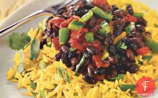 Gelber Reissalat mit gerösteten Paprikaschoten und würzigen schwarzen Bohnen