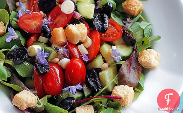 Tomaten, Gurken und Borretschblüten